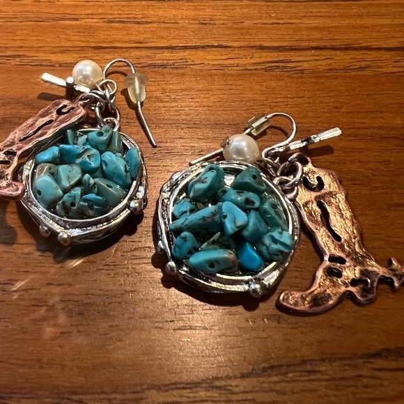 Real crushed turquoise earrings. Metal colour w/ brass, cowboy, boot, and pearl. - Picture 4 of 12